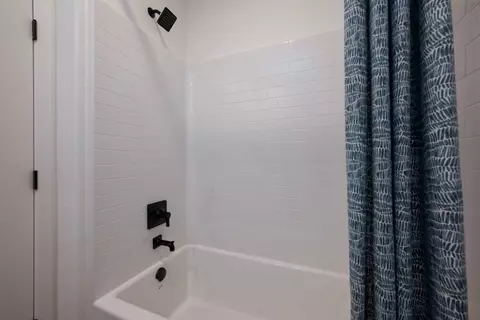 Bath - 588 Burnett Ave, Chowchilla, CA 93610 photo 1 of 5