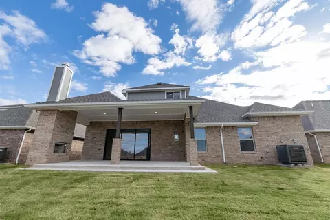 Exterior - 932 Hydrangea Way, Edmond, OK 73034 photo 35 of 40