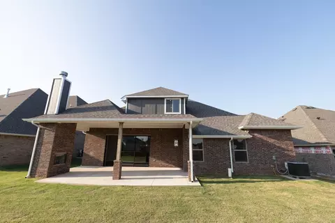 Exterior - 932 Hydrangea Way, Edmond, OK 73034 photo 27 of 40