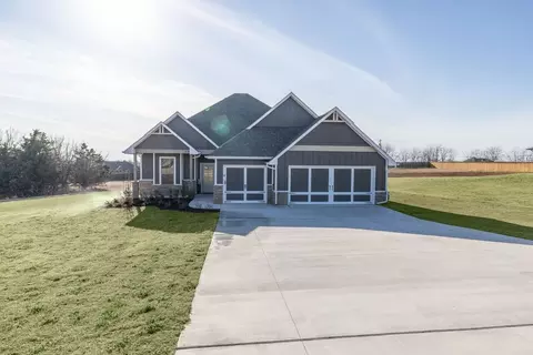 Exterior - 932 Hydrangea Way, Edmond, OK 73034 photo 5 of 40