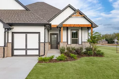 Exterior - 932 Hydrangea Way, Edmond, OK 73034 photo 20 of 40