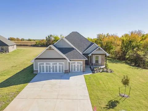Exterior - 932 Hydrangea Way, Edmond, OK 73034 photo 21 of 40