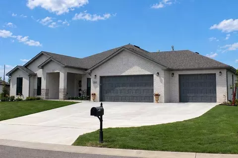 18525 W 195th St, Spring Hill, KS 66083
