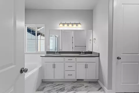 Bath - 1704 Erickson Knoll Ln, Eagle Mountain, UT 84005 photo 2 of 4