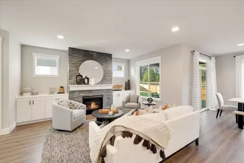 Living - 173 Alder St, Eagle Point, OR 97524 photo 2 of 4