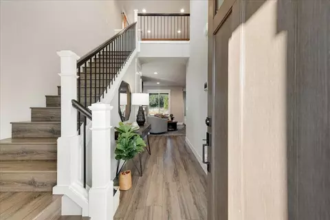 Entry Way - 173 Alder St, Eagle Point, OR 97524 photo 2 of 2
