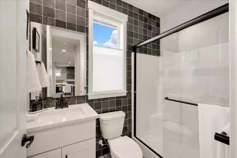 Bath - 173 Alder St, Eagle Point, OR 97524 photo 1 of 3