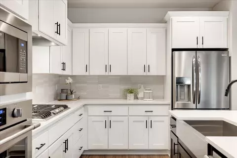 Kitchen - 173 Alder St, Eagle Point, OR 97524 photo 1 of 2