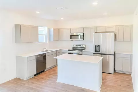 Kitchen - 13019 Deer Park Loop, Parrish, FL 34219 photo 2 of 2