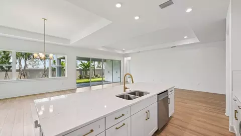 Kitchen - 8308 Golden Beach Ct, Parrish, FL 34219 photo 4 of 6
