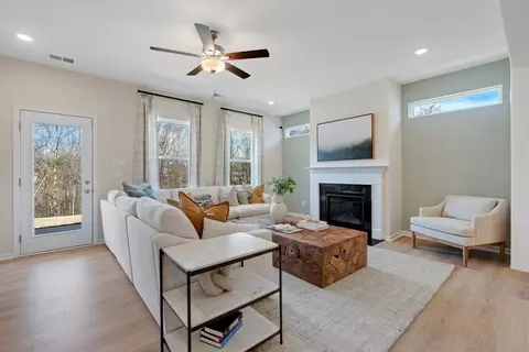 Living - 897 Jp Stevens Rd, Seneca, SC 29678 photo 2 of 4