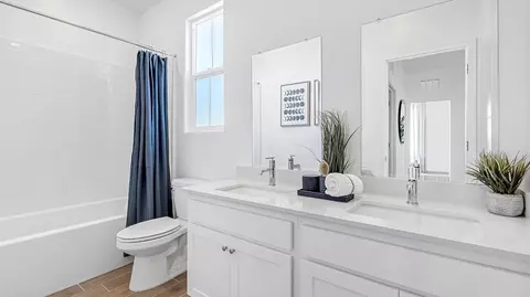 Bath - 7619 Mykonos St, Bakersfield, CA 93311 photo 4 of 5