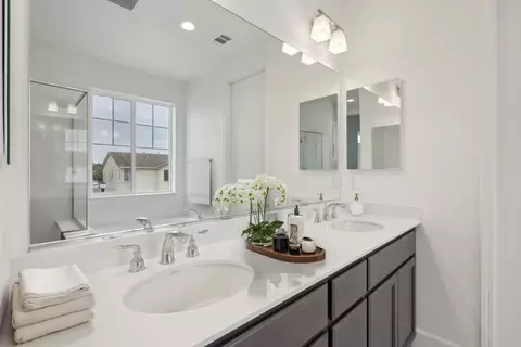 Bath - 208 Mindy Way, Pittsburg, CA 94565 photo 2 of 4