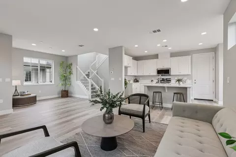 Living - 208 Mindy Way, Pittsburg, CA 94565 photo 2 of 3