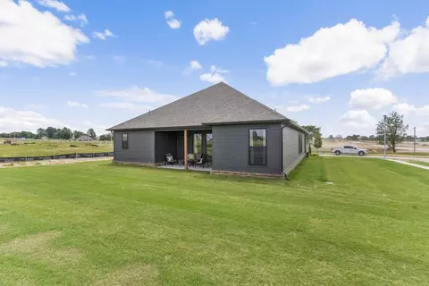 Exterior - 8400 E Galveston St, Broken Arrow, OK 74014 photo 5 of 7