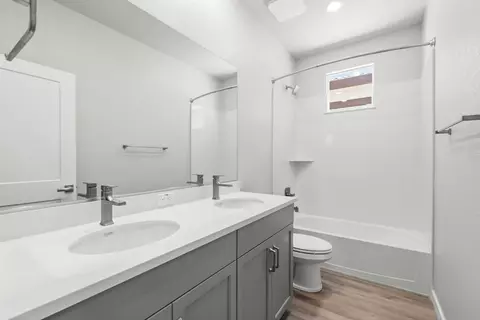 Bath - 1089 Goffey Cir, Galt, CA 95632 photo 2 of 3