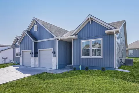 12408 S Acacia Dr, Lake Lotawana, MO 64086