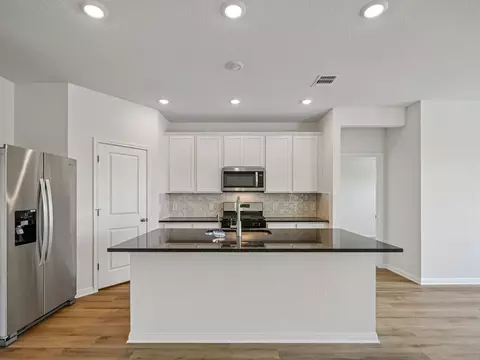 702 Universal Dr, Hutto, TX 78634