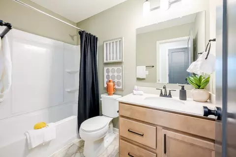 Bath - 175 Westwoods Rd, Wright City, MO 63390 photo 3 of 5