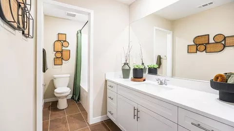 Bath - 1701 Lightning St, Rialto, CA 92376 photo 4 of 6