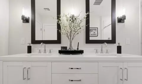 Bath - 5611 S 35th Way, Phoenix, AZ 85040 photo 4 of 5