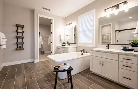 Bath - 785 Peters Rd S, Madera, CA 93636 photo 1 of 2