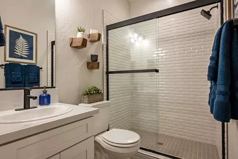 Bath - 785 Peters Rd S, Madera, CA 93636 photo 2 of 2