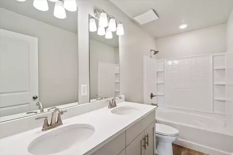 Bath - 7048 N Obsidian Way, Eagle Mountain, UT 84005 photo 1 of 1
