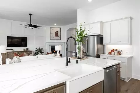 Kitchen - 325 Vale Run, Kyle, TX 78640 photo 4 of 10