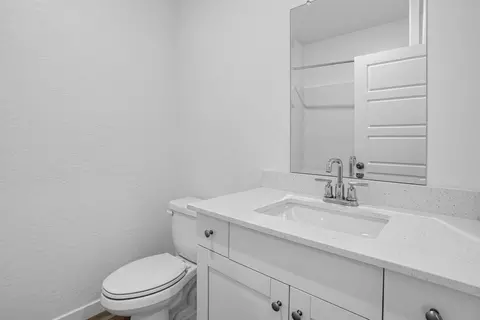 Bath - 1155 Shasta Way W, Madera, CA 93636 photo 1 of 4