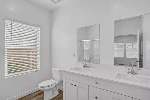 Bath - 1155 Shasta Way W, Madera, CA 93636 photo 2 of 4