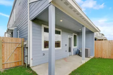 707 Sandy Bay Ln, Kemah, TX 77565