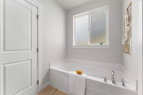 Bath - 1193 Ava St, Walla Walla, WA 99362 photo 2 of 3