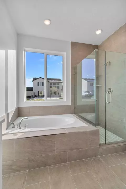 Bath - 600 S 250 E, Hyde Park, UT 84318 photo 2 of 4