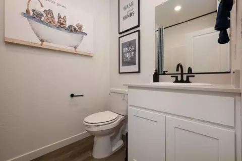 Bath - 588 Burnett Ave, Chowchilla, CA 93610 photo 2 of 5