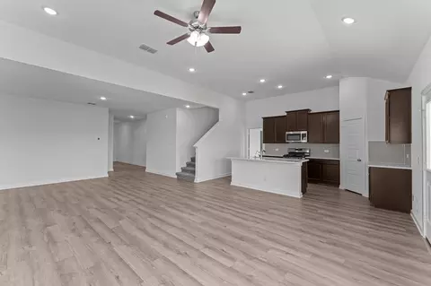 1040 Eagle Xing, Seguin, TX 78155