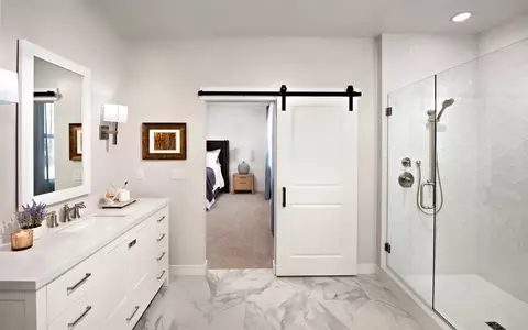 Bath - 51 E Windsor Dr, Gilbert, AZ 85296 photo 1 of 7