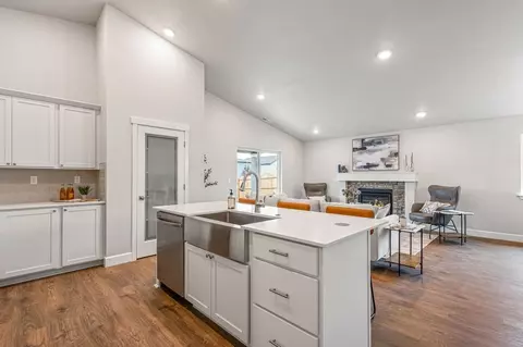 Kitchen - 21268 SE Rosengarth Dr, Bend, OR 97702 photo 6 of 15