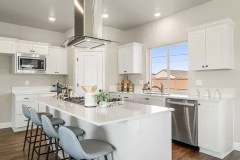 Kitchen - 21268 SE Rosengarth Dr, Bend, OR 97702 photo 12 of 15