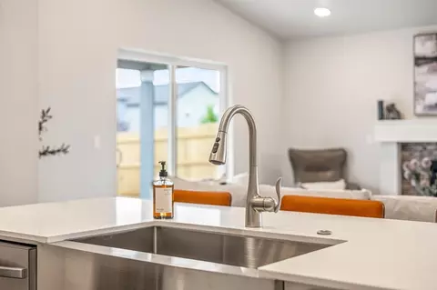 Kitchen - 21268 SE Rosengarth Dr, Bend, OR 97702 photo 9 of 15
