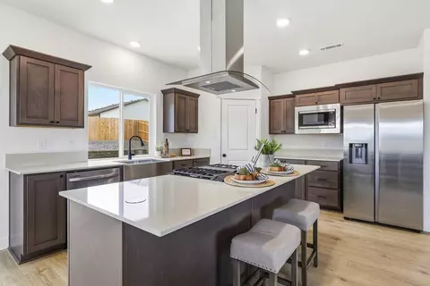 Kitchen - 21268 SE Rosengarth Dr, Bend, OR 97702 photo 13 of 15