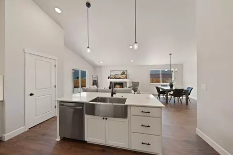 Kitchen - 21268 SE Rosengarth Dr, Bend, OR 97702 photo 2 of 15