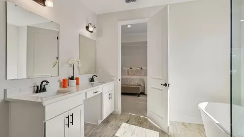 Bath - 2214 Elegant Mnr Cir, Edgewater, FL 32141 photo 2 of 7