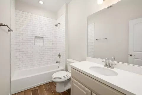 Bath - 5101 Carambola Ln, Laredo, TX 78046 photo 1 of 6