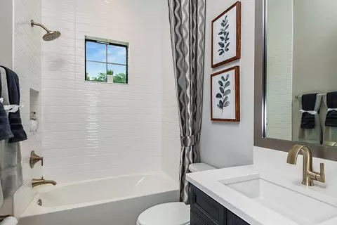 Bath - 10517 Meadowrun Dr, Lithia, FL 33547 photo 4 of 6