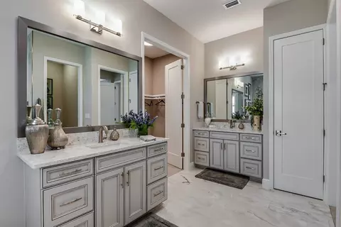 Bath - 10517 Meadowrun Dr, Lithia, FL 33547 photo 3 of 6