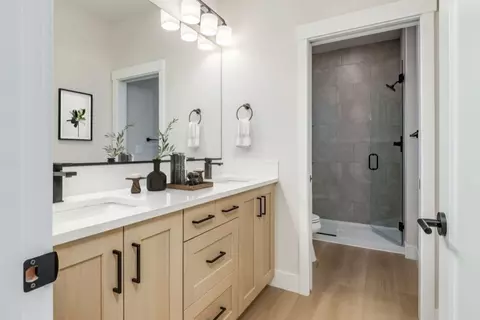 Bath - 60931 SE Ambassador Dr, Bend, OR 97702 photo 1 of 1