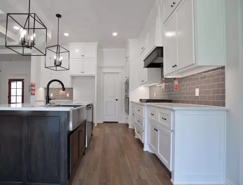 Kitchen - 932 Hydrangea Way, Edmond, OK 73034 photo 7 of 17