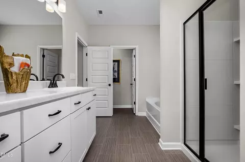 Bath - 29 Gresham Ct, Dunn, NC 28334 photo 3 of 4