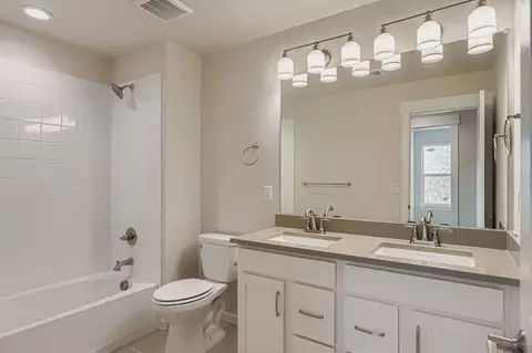 Bath - 5841 Aspenglow St, Longmont, CO 80504 photo 5 of 11